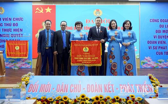 Tổng Liên đoàn Lao động Việt Nam tặng cờ thi đua cho Công đoàn Tổng Công ty Du lịch Hà Nội, đơn vị xuất sắc trong phong trào CNVC Lao động vì hoạt động Công đoàn năm 2022.